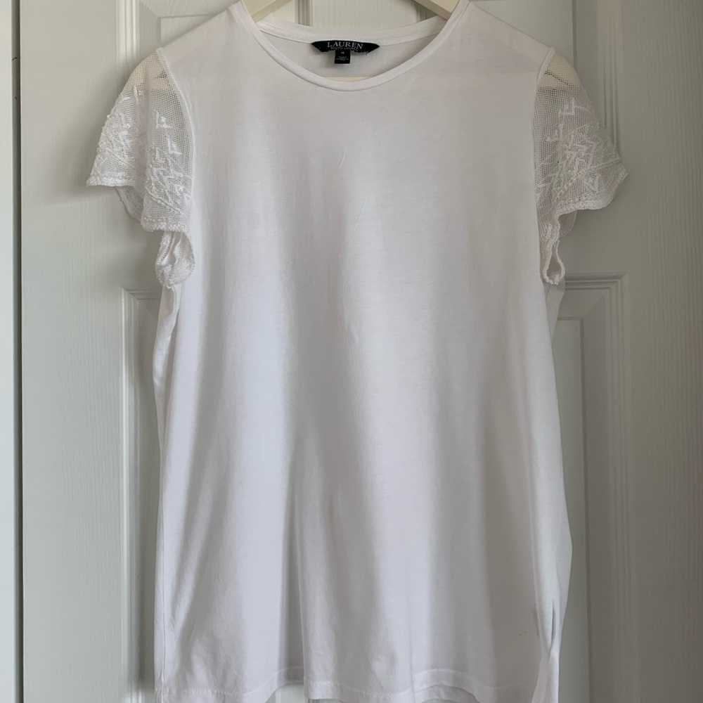 LAUREN: White Cotten tee with embroidered sleeves.